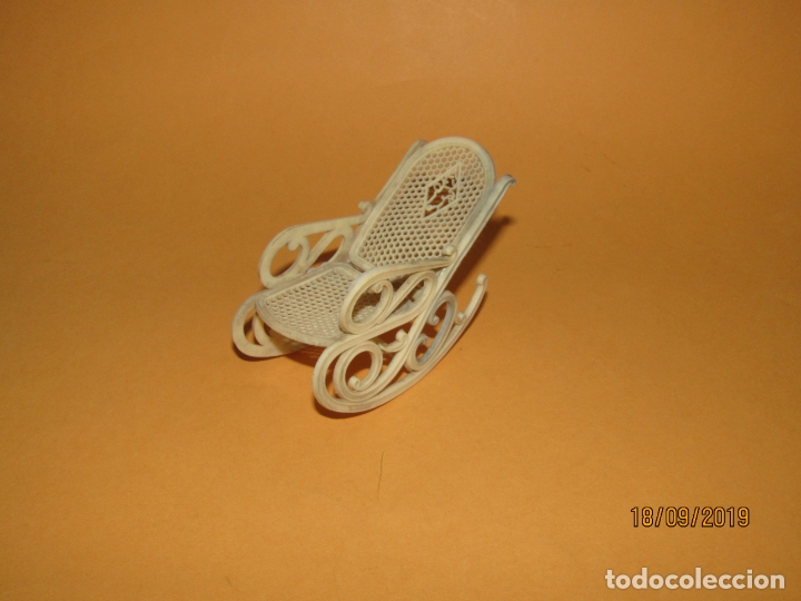 Juguetes antiguos y Juegos de colecci&oacute;n: Antigua Mecedora para Mu&ntilde;equitas en Pl&aacute;stico Flexible