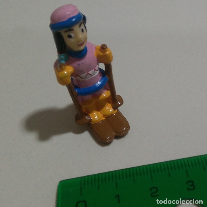 Juguetes antiguos y juegos de colecci&oacute;n: indio india mu&ntilde;eco figura miniatura esqui esquiadora