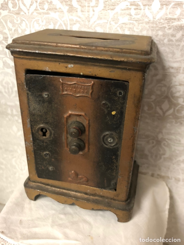 Juguetes antiguos y Juegos de colecci&oacute;n: Antigua hucha en forma de caja fuerte met&aacute;lica.