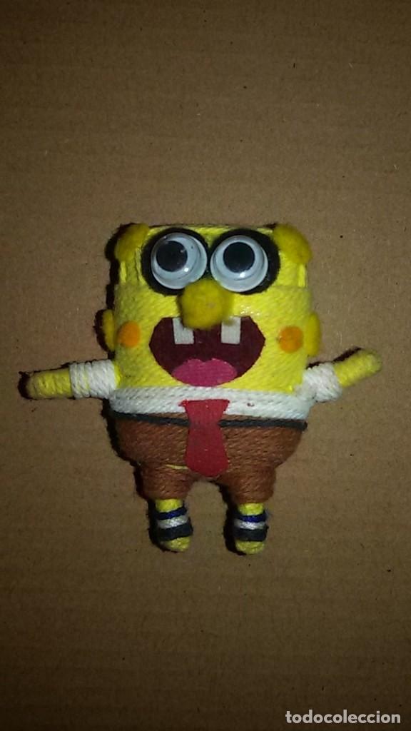 Juguetes antiguos y Juegos de colecci&oacute;n: MU&Ntilde;ECO BOB ESPONJA HECHO A MANO CON HILO