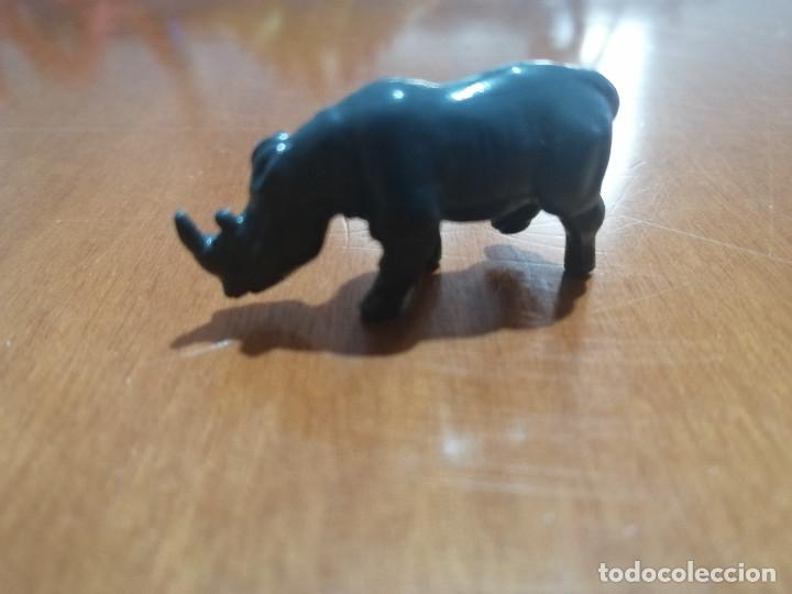 Juguetes antiguos y Juegos de colecci&oacute;n: RINOCERONTE DE PL&Aacute;STICO. BUEN ESTADO. 2 CM. X 4 CM. DIFICIL