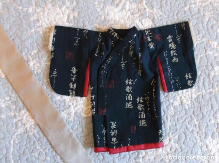 Juguetes antiguos y Juegos de colección: Espectacular kimono tradicional de tela japonesa hecho a mano para muñeco antiguo oriental - Foto 2 - 200319653