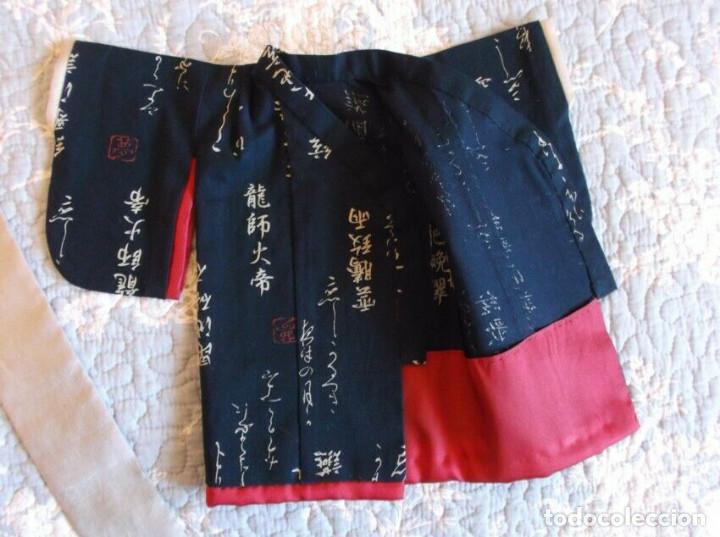 Juguetes antiguos y Juegos de colección: Espectacular kimono tradicional de tela japonesa hecho a mano para muñeco antiguo oriental - Foto 4 - 200319653