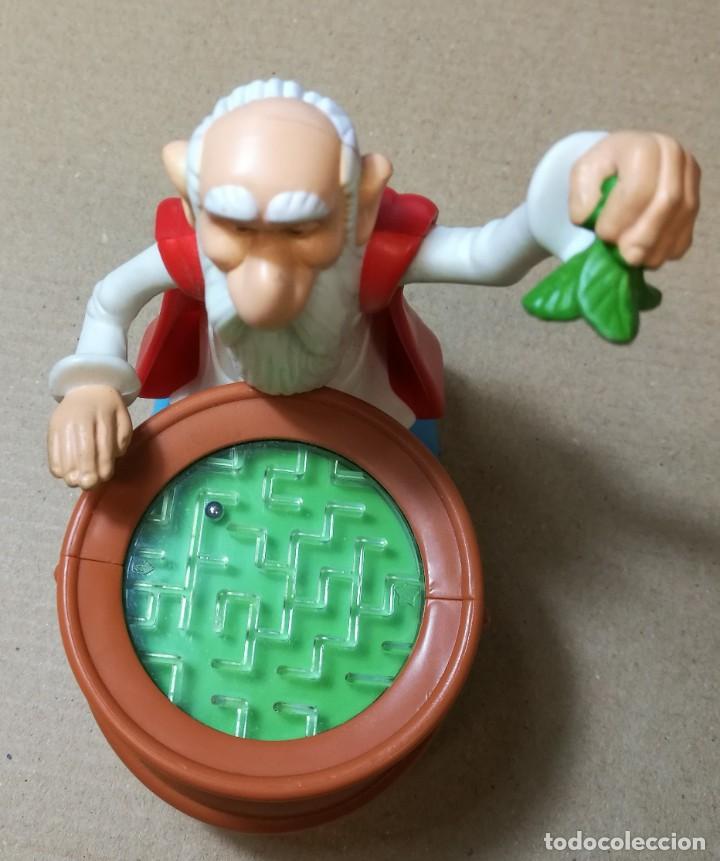 Juguetes antiguos y Juegos de colecci&oacute;n: FIGURA PANOR&Aacute;MIX CON JUEGO LABERINTO C&Oacute;MIC DE AST&Eacute;RIX Y OBELIX UDERZO JUGUETE MU&Ntilde;ECO MCDONALDS