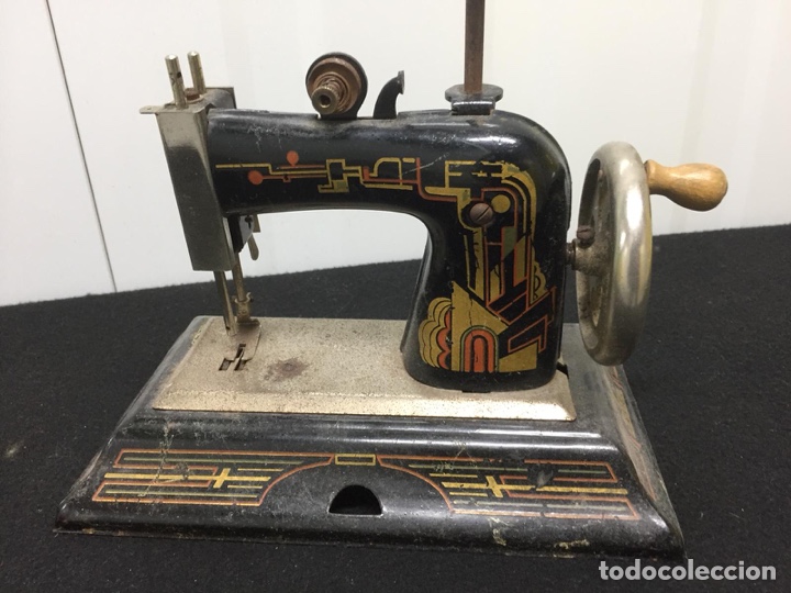 Juguetes antiguos y juegos de colecci&oacute;n: Ocasi&oacute;n. M&aacute;quina de coser juguete muy antigua. Marca Casige