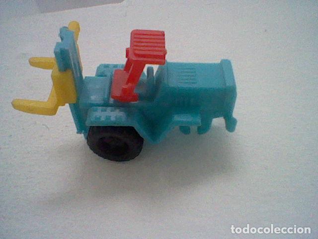 Juguetes antiguos y Juegos de colecci&oacute;n: PHOSKITOS TORO MECANICO CARRETILLA PL&Aacute;STCIO TRICOLOR FALTAN RUEDAS TRASERAS 4 CMS LARGO