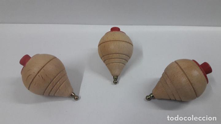 Juguetes antiguos y Juegos de colecci&oacute;n: TRES PEONZAS DE MADERA CON PUNTA METALICA . NUEVAS DE JUGUETERIA . A&Ntilde;OS 70