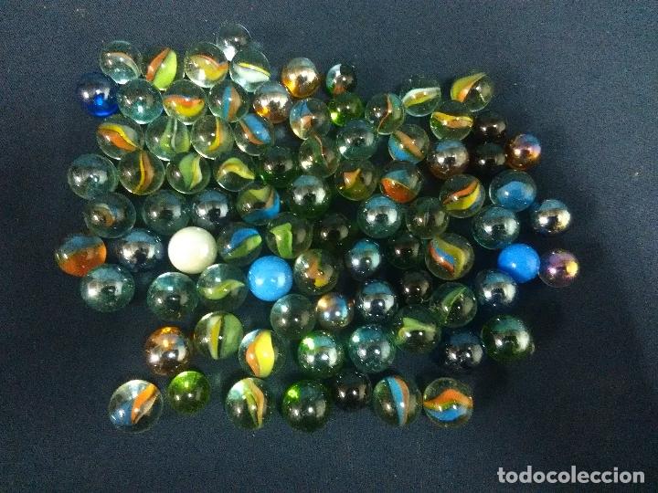 Juguetes antiguos y Juegos de colecci&oacute;n: 84 CANICAS DE CRISTAL