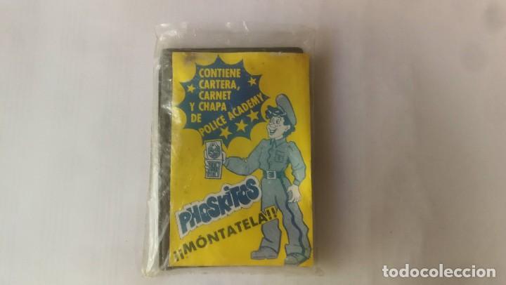 Juguetes antiguos y juegos de colecci&oacute;n: PHOSKITOS POLICE ACADEMY CARTERA,CARNET Y CHAPA PROMOCI&Oacute;N WARNER BROS. 1988 A ESTRENAR!!!!