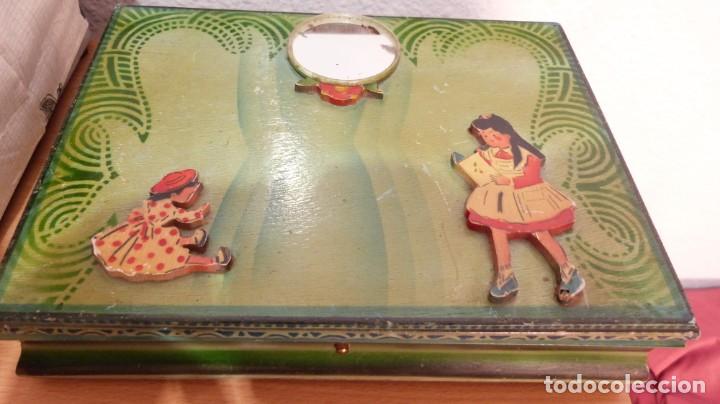 Juguetes antiguos y juegos de colecci&oacute;n: ANTIGUA CAJA TOCADOR INFANTIL, MADERA, A&Ntilde;OS 50-60 26X20X6,