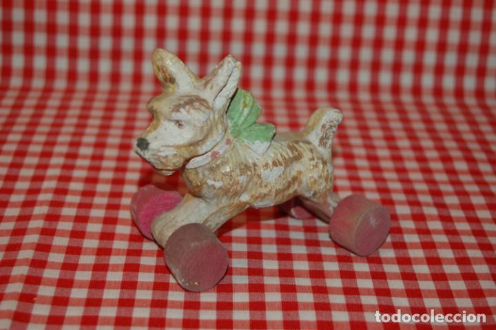 Juguetes antiguos y juegos de colecci&oacute;n: perrito con ruedas para mu&ntilde;ecas - Foto 2
