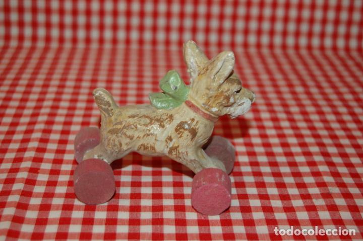 Juguetes antiguos y juegos de colecci&oacute;n: perrito con ruedas para mu&ntilde;ecas - Foto 3
