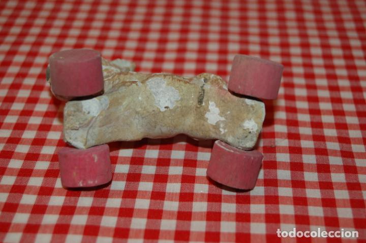 Juguetes antiguos y juegos de colecci&oacute;n: perrito con ruedas para mu&ntilde;ecas - Foto 4