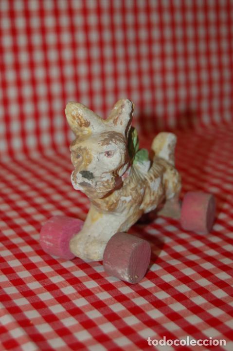 Juguetes antiguos y juegos de colecci&oacute;n: perrito con ruedas para mu&ntilde;ecas - Foto 6