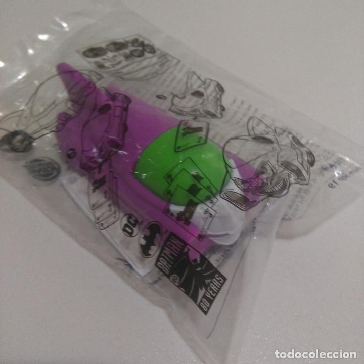Juguetes antiguos y juegos de colecci&oacute;n: batman 80 years coche joker burger king vehiculo car pegatinas burguer