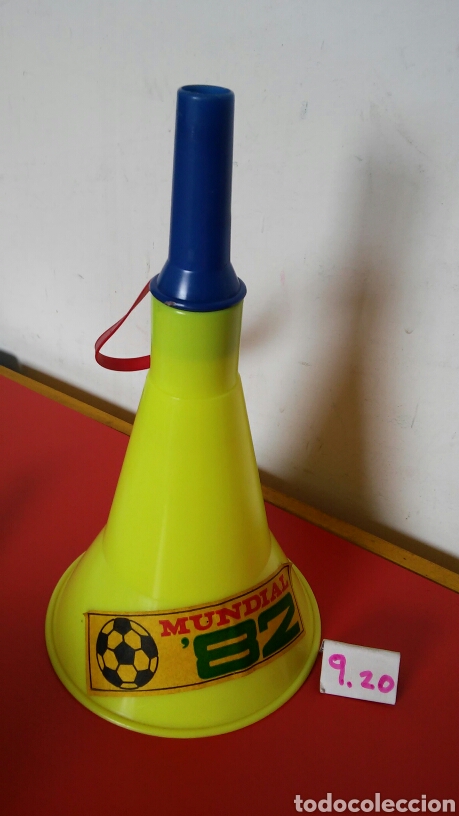 Juguetes antiguos y Juegos de colecci&oacute;n: TROMPETA SONORA AMARILLA F&Uacute;TBOL MUNDIAL 82 (24 CM) TIPO VUVUZELA.FAL.
