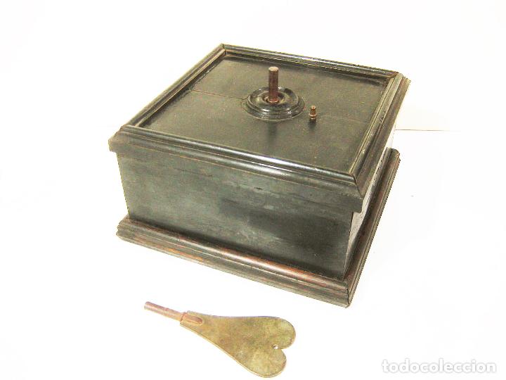 Brinquedos antigos e Jogos de cole&ccedil;&atilde;o: ANTIGUA CAJA CON MECANISMO DE CUERDA POSIBLEMENTE DE AUT&Oacute;MATA. FINALES DEL SIGLO XX