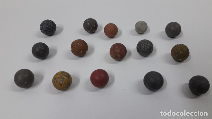 Juguetes antiguos y Juegos de colecci&oacute;n: LOTE DE 15 CANICAS ANTIGUAS . REALIZADAS EN BARRO COCIDO