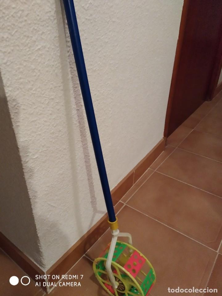 Juguetes antiguos y Juegos de colecci&oacute;n: RULA DE ARRASTRE CON BOLA , TIPICA DE FERIAS . A&Ntilde;OS 70 .