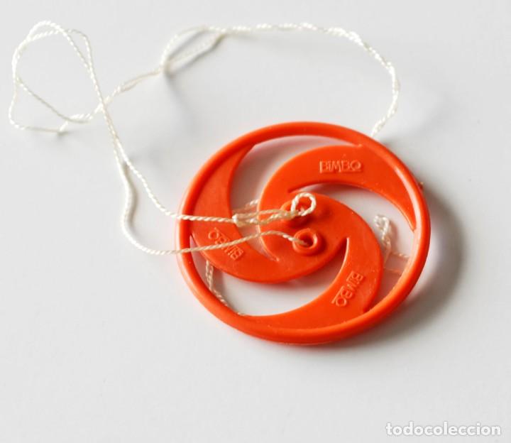 Juguetes antiguos y Juegos de colecci&oacute;n: Juguete promocional de Bimbo. Zumbador o bufador. Original, a&ntilde;os 70. De pl&aacute;stico color rojo naranja,