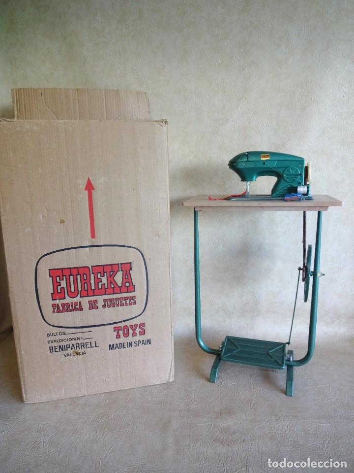 Juguetes antiguos y Juegos de colecci&oacute;n: antigua maquina coser eureka juguete de ni&ntilde;a con su etiqueta original beniparrell
