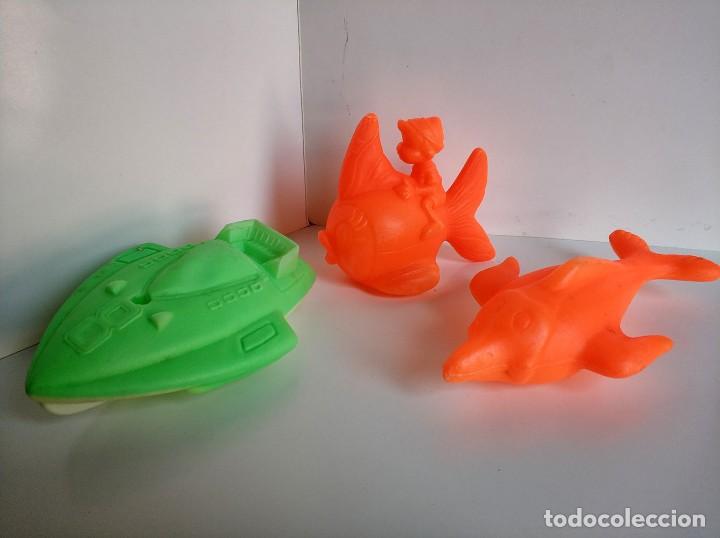Juguetes antiguos y Juegos de colecci&oacute;n: 3 juguetes de plastico hinflado pez con pinocho etc