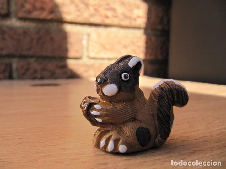 Juguetes antiguos y Juegos de colecci&oacute;n: ARDILLA MINIATURA DE RESINA CON ESMALTE