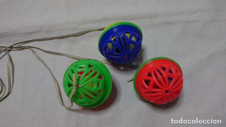 Juguetes antiguos y juegos de colecci&oacute;n: BOLAS DE PL&Aacute;STICO CON CASCABEL - Foto 1