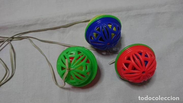 Juguetes antiguos y juegos de colecci&oacute;n: BOLAS DE PL&Aacute;STICO CON CASCABEL - Foto 3