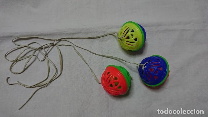 Juguetes antiguos y juegos de colecci&oacute;n: BOLAS DE PL&Aacute;STICO CON CASCABEL - Foto 4