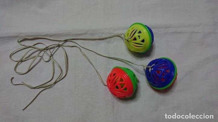 Juguetes antiguos y juegos de colecci&oacute;n: BOLAS DE PL&Aacute;STICO CON CASCABEL - Foto 5