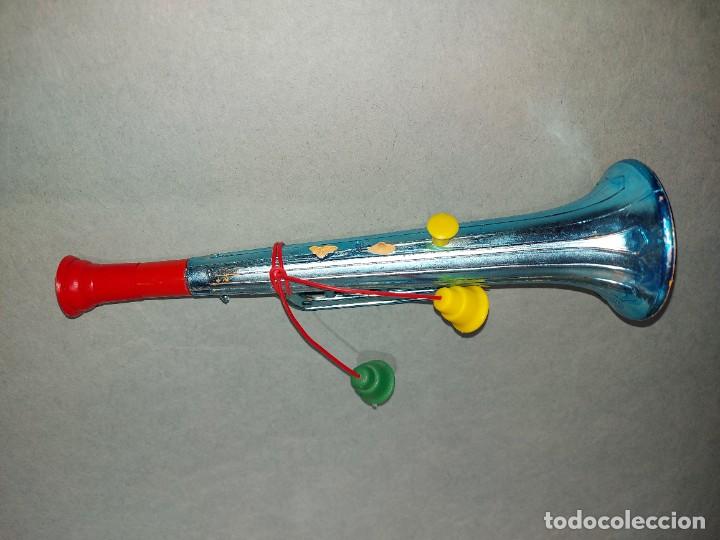 Juguetes antiguos y Juegos de colecci&oacute;n: TROMPETA DE PLASTICO - JUGUETE KIOSKO A&Ntilde;OS 70