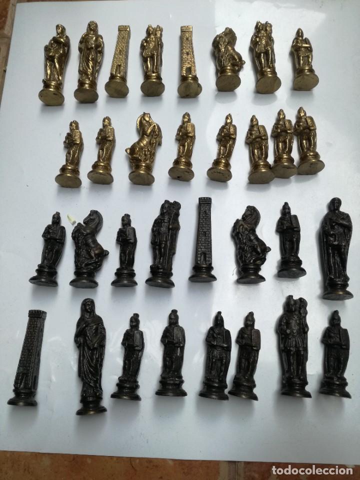 Juguetes antiguos y juegos de colecci&oacute;n: MUY ANTIGUO AJEDREZ COMPLETO METALICO PIEZAS DE 10 CMS
