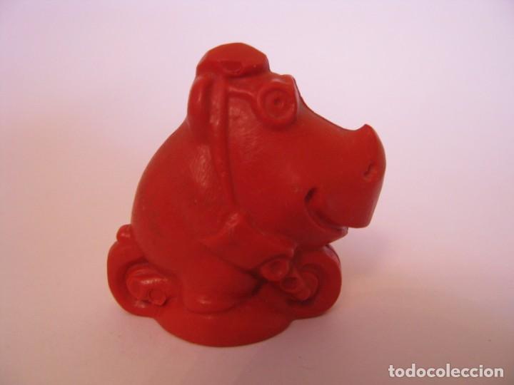 Juguetes antiguos y Juegos de colecci&oacute;n: FIGURA RINOCERONTE EN MOTO. MOTORISTA. L&Aacute;PIZ DE CERA. A&Ntilde;OS 80.