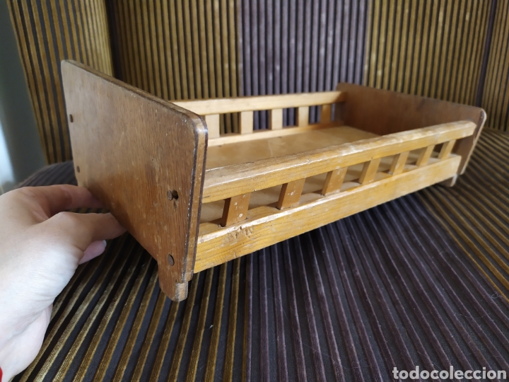 Juguetes antiguos y juegos de colecci&oacute;n: Cama cuna madera de mu&ntilde;eca una pata falta