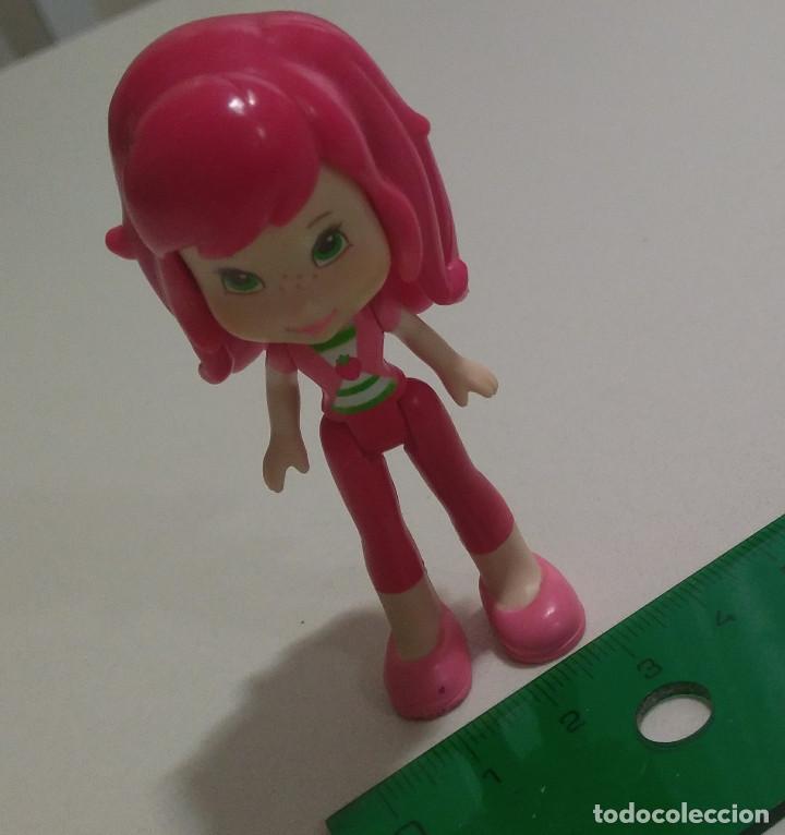 Juguetes antiguos y juegos de colecci&oacute;n: mu&ntilde;eca tarta fresa articulada figura ni&ntilde;a