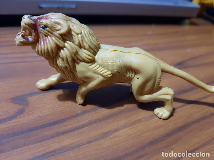 Brinquedos antigos e Jogos de cole&ccedil;&atilde;o: LE&Oacute;N DE PLASTICO. 10 CM. DE LARGO. 4 CM. DE ALTO. BUEN ESTADO.