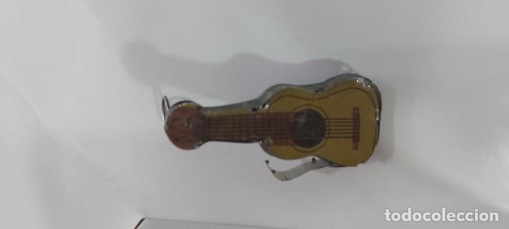 Juguetes antiguos y Juegos de colecci&oacute;n: ANTIGUA GUITARRA DE JUGUETE CHAPA LITOGRAFIADA PAYA RICO ETC