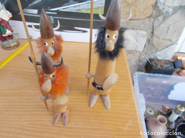 Juguetes antiguos y juegos de colecci&oacute;n: LOTE DE 3 VIKINGOS DE MADERA A&Ntilde;OS 60/70
