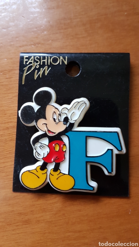 Juguetes antiguos y juegos de colecci&oacute;n: Pin insignia antigua Mickey Mouse Disney con letra F inicial nombre
