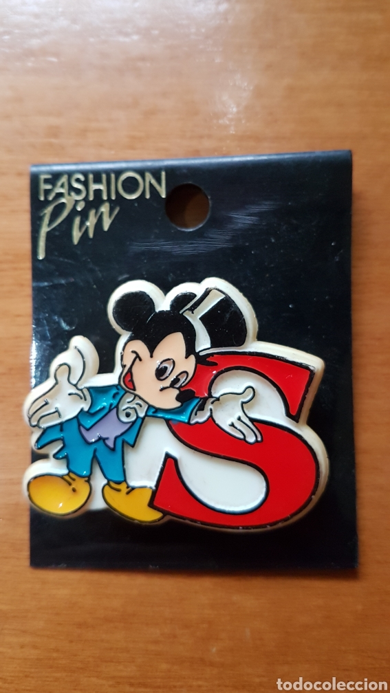 Juguetes antiguos y juegos de colecci&oacute;n: Pin insignia antigua Mickey Mouse Disney con letra S saludo inicial nombre