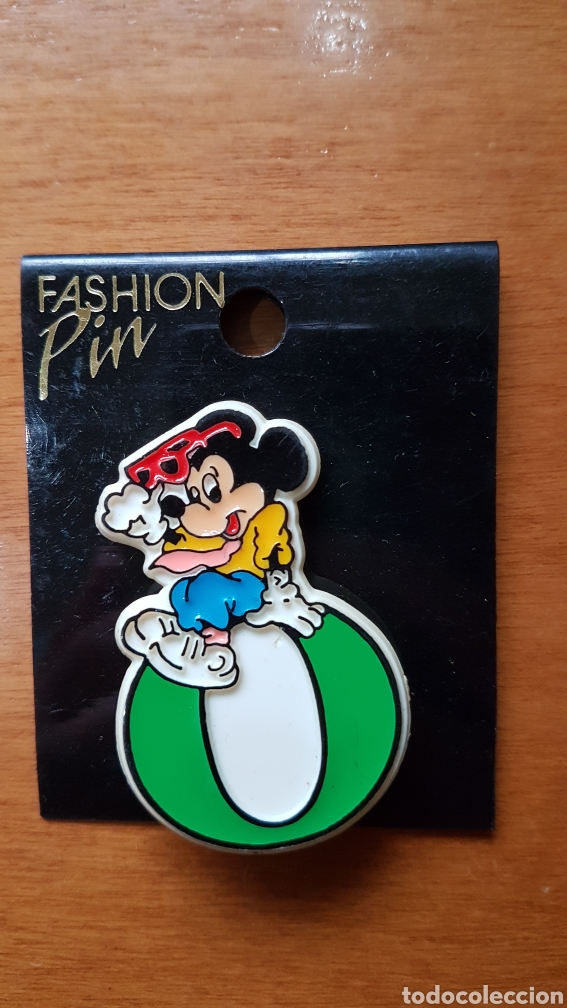 Juguetes antiguos y juegos de colecci&oacute;n: Pin insignia antigua Mickey Mouse Disney con letra O inicial nombre