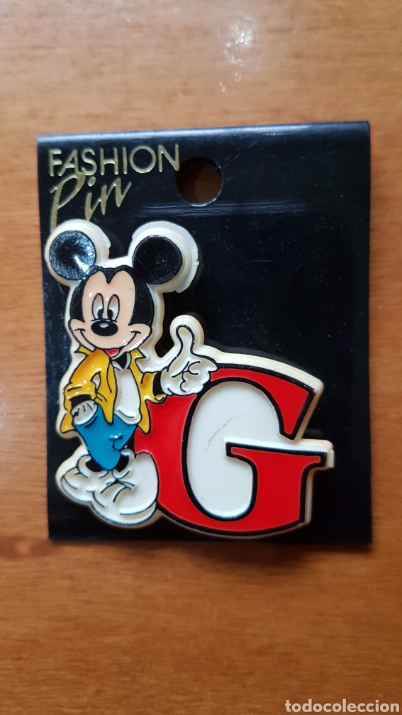 Juguetes antiguos y juegos de colecci&oacute;n: Pin insignia antigua Mickey Mouse Disney con letra G inicial nombre