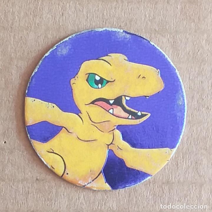 Juguetes antiguos y juegos de colecci&oacute;n: Tazo N&ordm; 18 DIGIMON Agumon Fondo azul de MAGIC BOX INT.