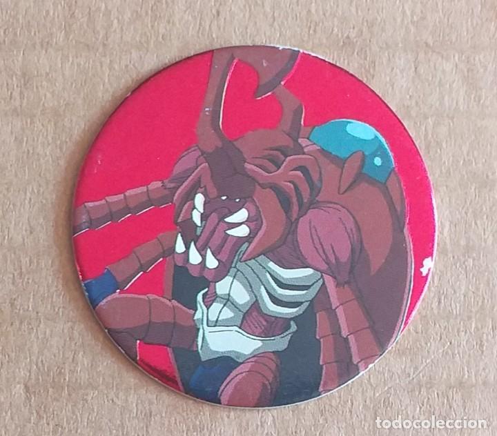 Juguetes antiguos y juegos de colecci&oacute;n: Tazo N&ordm; 117 MegaKabuterimon DIGIMON Fondo rojo de MAGIC BOX INT.