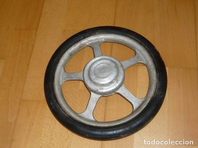 Juguetes antiguos y Juegos de colecci&oacute;n: RUEDA ALUMINIO ANTIGUO COCHE PEDALES TIPO BUGATTI