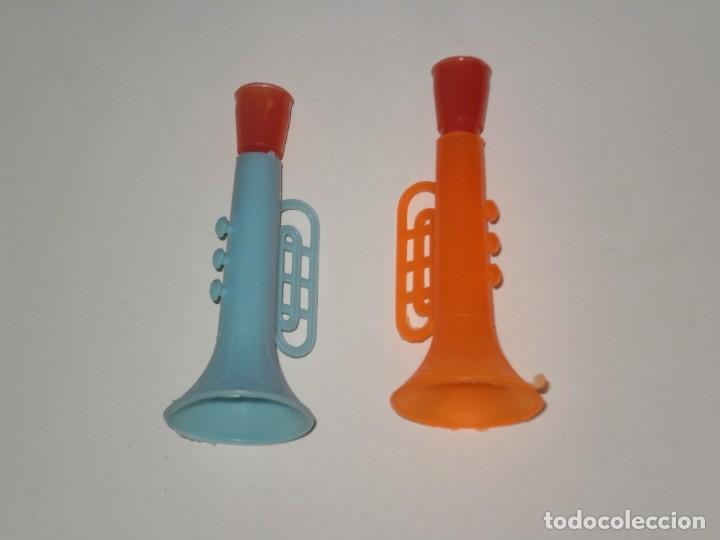Juguetes antiguos y Juegos de colecci&oacute;n: LOTE DE 2 TROMPETAS DE PLASTICO TIPICAS DE LOS QUIOSCOS EN LOS A&Ntilde;OS 70/80 . RESTOS DE ALMACEN