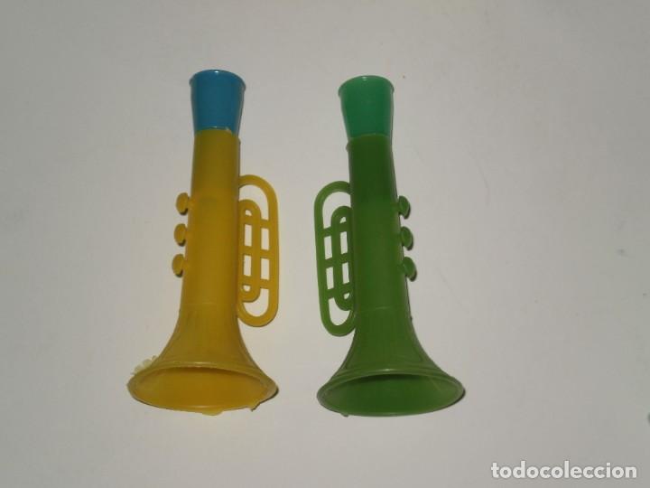 Juguetes antiguos y Juegos de colecci&oacute;n: LOTE DE 2 TROMPETAS DE PLASTICO TIPICAS DE LOS QUIOSCOS EN LOS A&Ntilde;OS 70/80 . RESTOS DE ALMACEN