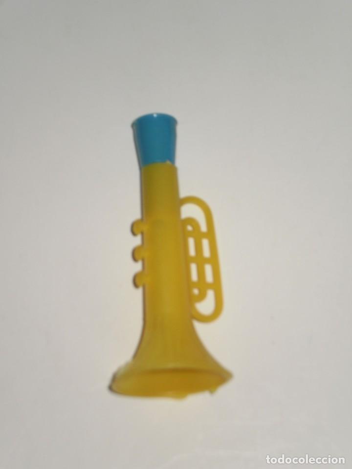Juguetes antiguos y Juegos de colecci&oacute;n: TROMPETA DE PLASTICO TIPICA DE LOS QUIOSCOS EN LOS A&Ntilde;OS 70/80 . RESTOS DE ALMACEN