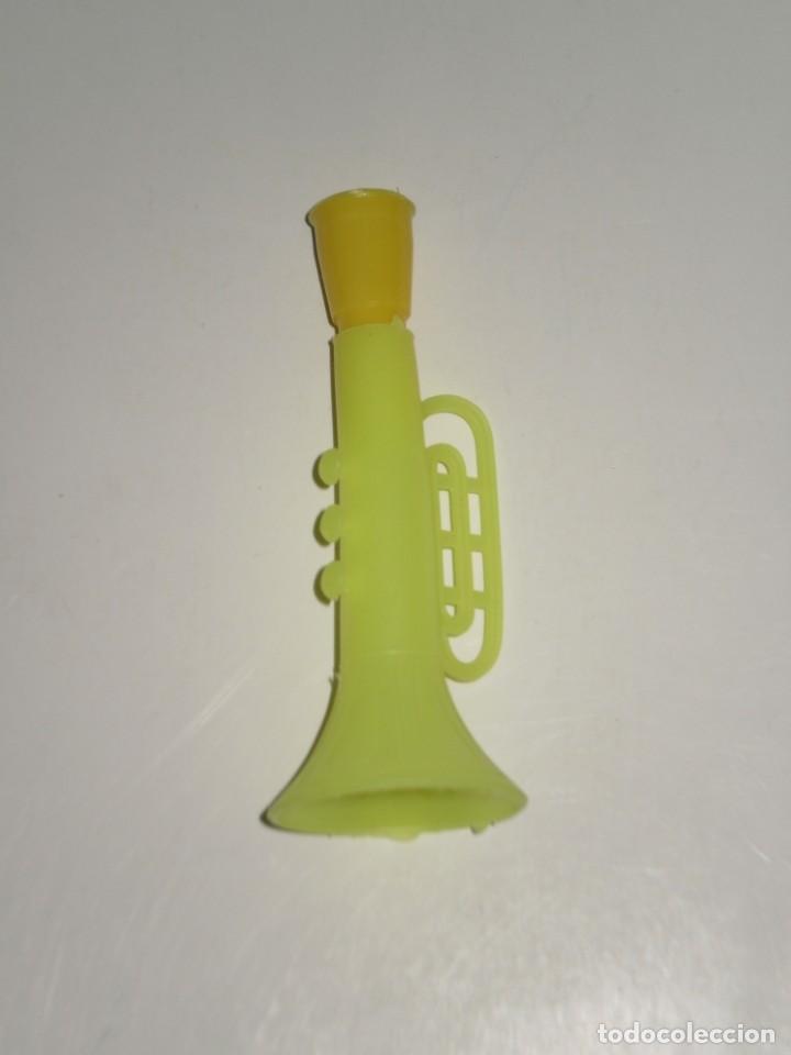 Juguetes antiguos y Juegos de colecci&oacute;n: TROMPETA DE PLASTICO TIPICA DE LOS QUIOSCOS EN LOS A&Ntilde;OS 70/80 . RESTOS DE ALMACEN